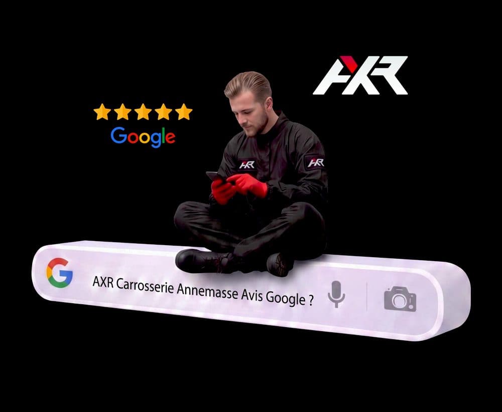 Technicien AXR consultant les avis Google d'AXR Carrosserie Annemasse
